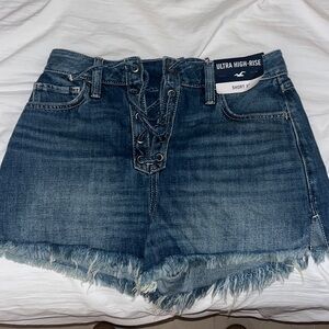 hollister ultra high rise mom short 3” size 27